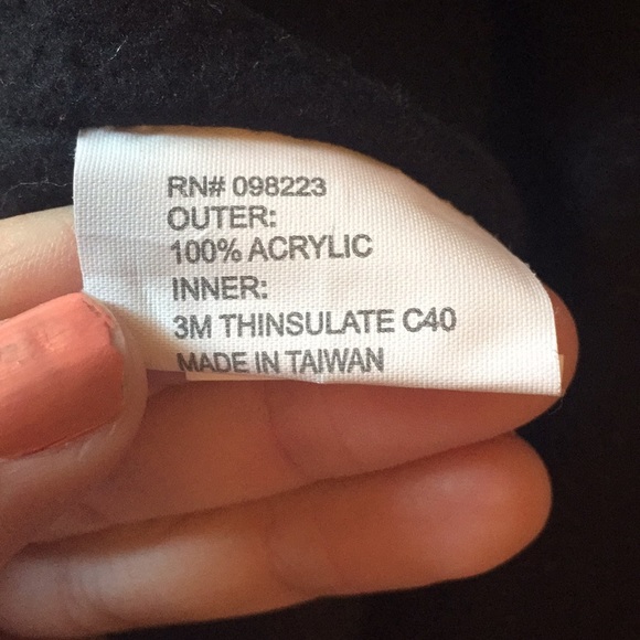 Knit Puffball Hat 💕 - Picture 6 of 8